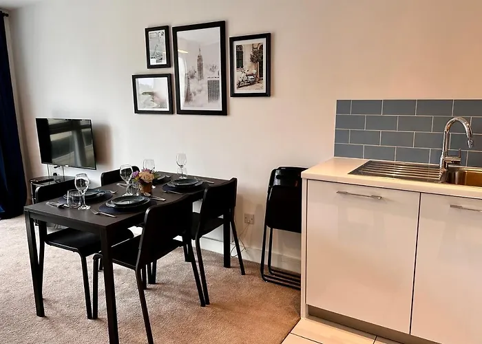Your Perfect Business Suite, 2 Beds 2 Bathrooms Apartment, Free Parking, Monthly Stays, Business, Contractors