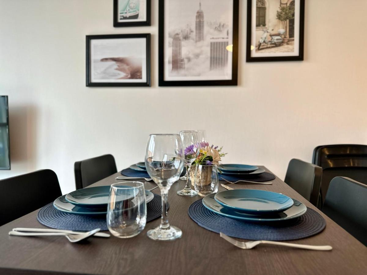 Business Haven: Extended With Dual Beds & Baths Hemel Hempstead