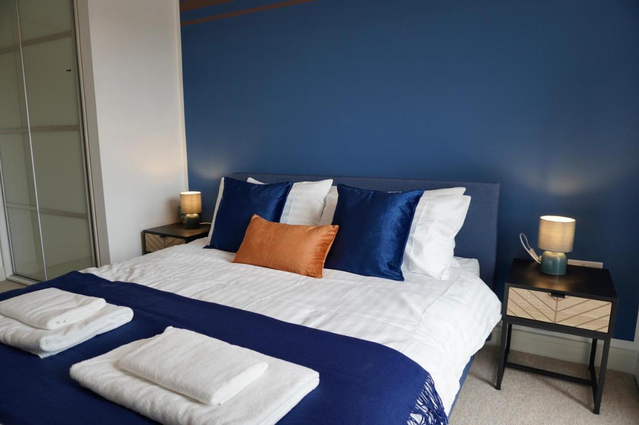 Apartment Business Haven: Extended With Dual Beds & Baths