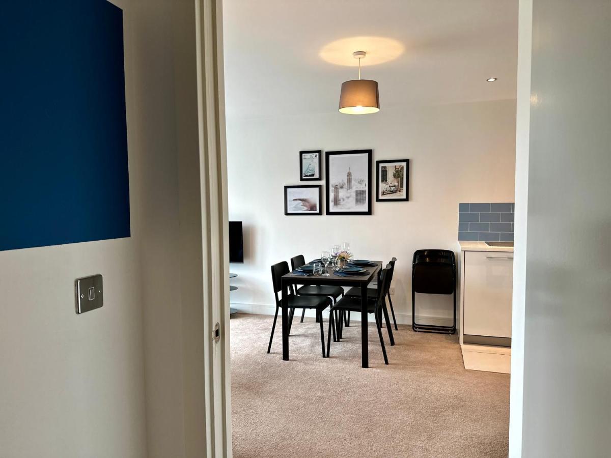 Business Haven: Extended With Dual Beds & Baths Apartment Hemel Hempstead