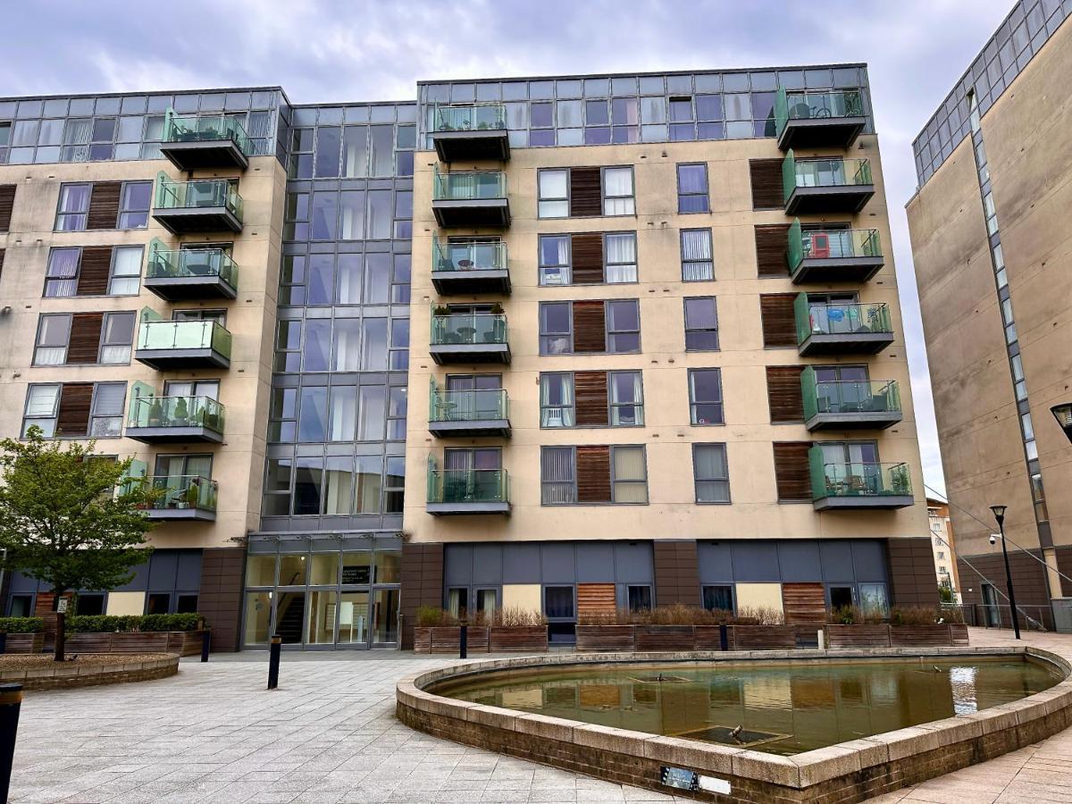 Business Haven: Extended With Dual Beds & Baths * Hemel Hempstead