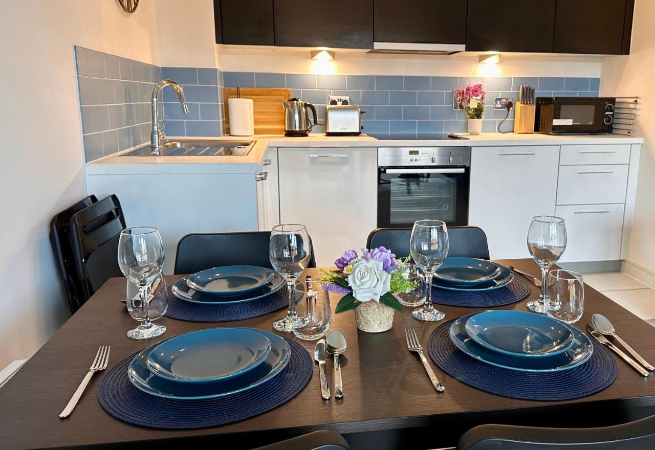 Apartment Business Haven: Extended With Dual Beds & Baths *