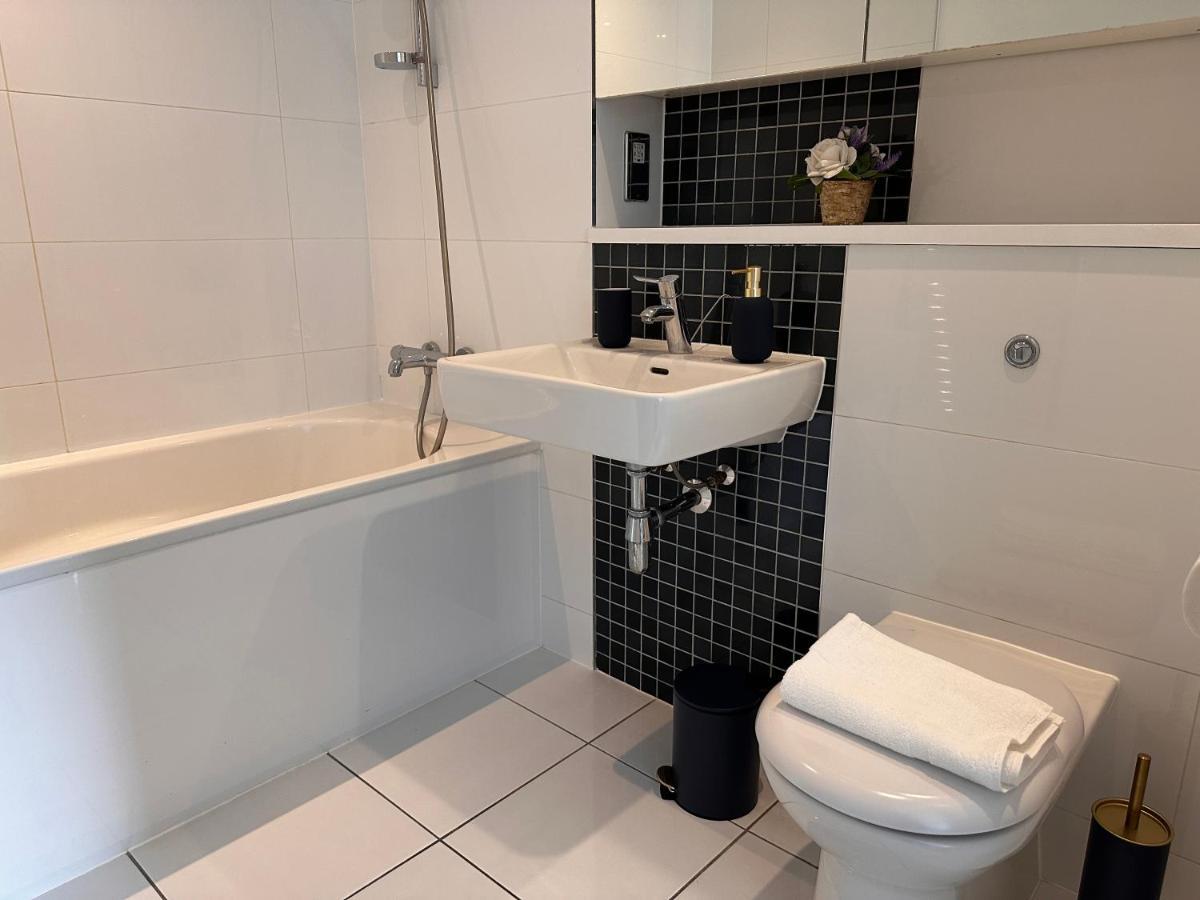 Business Haven: Extended With Dual Beds & Baths Hemel Hempstead